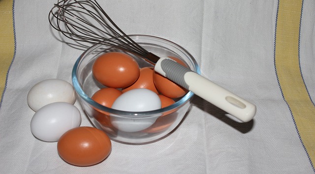 how to easily peel hard boiled eggs 2